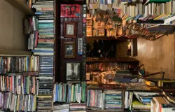 Ribuan koleksi buku tersusun padat di rak-rak sempit Perpustakaan Batu Api. (Sumber: ayobandung.id | Foto: Halwa Raudhatul)
