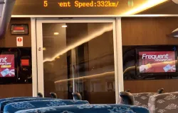 Layar di dalam kabin Whoosh yang menampilkan informasi kecepatan kereta saat itu. (Sumber: Dok. Penulis)