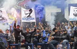 Ribuan bobotoh memadati Stadion Gelora Bandung Lautan Api, Kota Bandung, Kamis 7 Mei 2026. (Sumber: Ayobandung.com | Foto: Irfan Al-Faritsi)