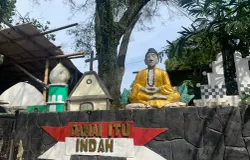 Simbol berbagai agama berdiri berdampingan di Kelurahan Cibadak. (Sumber: ayobandung.id | Foto: Toni Hermawan)