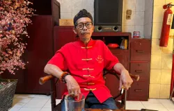 Asoey, pengurus Vihara Dharma Ramsi, merasakan kehidupan lintas agama di Astana Anyar berjalan alami lewat kebiasaan warga yang saling menghormati. (Sumber: ayobandung.id | Foto: Ilham Maulana)