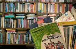 Tak muat dalam rak, sejumlah buku disimpan dalam dus di Perpustakaan Batu Api di Jatinangor. (Sumber: ayobandung.id | Foto: Halwa Raudhatul)