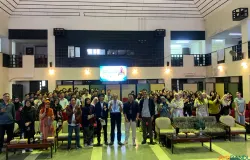 T. Bachtiar berfoto bersama mahasiswa Ilmu Sejarah Universitas Padjadjaran usai seminar tentang toponimi, lingkungan, dan krisis ingatan Kota Bandung di Jatinangor, Selasa (13/5/2026). (Sumber: ayobandung.id | Foto: Halwa Raudhatul)