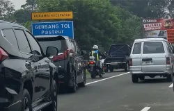 Rombongan kendaraan menembus antrean keluar Gerbang Tol Pasteur dengan bantuan pengawalan polisi. (Sumber: Dok. Penulis)