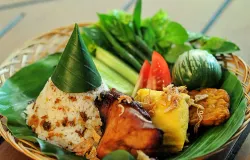 Makanan khas Sunda nasi tutug oncom, di Bandung, Jawa Barat. (Sumber: Wikimedia Commons | Foto: Dudygr)