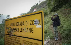Warga melintas di dekat rambu zona Sesar Lembang di kawasan Gunung Batu, Lembang, Kabupaten Bandung Barat (KBB), Jumat 22 Agustus 2025. (Sumber: ayobandung.id | Foto: Kavin Faza)
