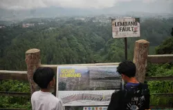 Wisatawan lokal berwisata ke Tebing Keraton yang berada di Cimenyan, Kabupaten Bandung, dan berada di atas permukaan Sesar Lembang, Sabtu 27 April 2024 (Sumber: ayobandung.id | Foto: Irfan Al Faritsi)