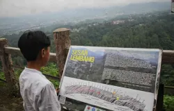 Pengunjung saat berwisata ke Tebing Keraton, Cimenyan, Kabupaten Bandung, yang berada di kawasan Sesar Lembang, Sabtu 27 April 2024 (Sumber: ayobandung.id | Foto: Irfan Al Faritsi)