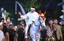 Gubernur Jawa Barat, Dedi Mulyadi, saat Kirab Budaya Napak Tilas Padjadjaran di Kabupaten Sumedang, Sabtu malam (2/5/2026). (Sumber: Pemprov Jabar)