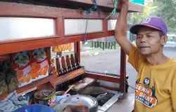 Mang Dadang penjual kupat tahu petis (Sumber: dok penulis | Foto: Bram Herdiana)