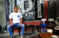 Muchtar Koswara pemilik Cikopi Mang Eko. (Sumber: Ayobandung.id | Foto: Aris Abdulsalam)