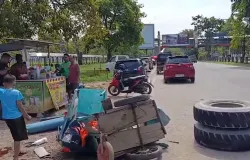 Dua gerobak pedagang di Kawasan Simpang DAM, Kota Batam, hancur dihantam ban truk pengangkut tanah yang lepas pada Senin (30/6/2025). (Sumber: Youtube/Official UTV)
