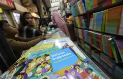 Pedagang melayani pembeli yang mencari buku pelajaran di Pasar Buku Palasari, Jalan Palasari, Kota Bandung. (Sumber: Ayobandung.id | Foto: Irfan Al-Faritsi)