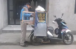 Mang Amir terus mengais rezeki dengan nge-gas motor Honda Beatnya menjajakan bubur ayam keliling komplek. (Sumber: Dokumentasi Penulis | Foto: Dudung Ridwan)