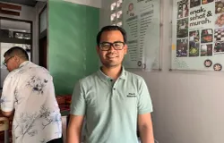 Yunanth, staf administrasi dan bagian umum di Panti Nazareth. (Sumber: ayobandung.id | Foto: Halwa Raudhatul)