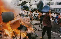 Massa membakar kursi dan benda lainnya saat kerusuhan Mei 1998 di Jakarra. (Sumber: Publication of the Indonesian government without copyright notice)