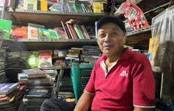 Wagino M Putra tetap setia menjaga toko bukunya di Dipatiukur, Bandung, sambil meyakini bahwa buku tidak akan tergantikan oleh layar ponsel. (Sumber: ayobandung.id | Foto: Ilham Maulana)