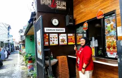Ani Andriyani, pemilik Dimsum Inmons, UMKM asal Kota Bandung yang lahir dari sebuah gang kecil Cicadas. (Sumber: Ayobandung.id | Foto: Aris Abdulsalam)