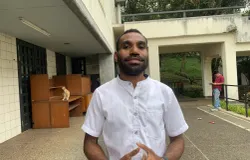 Hofni Sibetai mahasiswa asal Papua menyampaikan pandangannya seusai nobar Pesta Babi di Pusat Studi Bahasa Jepang Universitas Padjadjaran, Rabu 20 Mei 2026. (Sumber: ayobandung.id | Foto: Halwa Raudhatul)