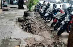 Kondisi trotoar di Jalan Pungkur, Kota Bandung dipenuhi puing galian proyek utilitas, Kamis (21/5/2026) pagi. (Foto: Arif Budiman)