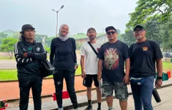 Ayu dan Meiyama bersama rekannya di Anti Leumpunk Club di Lapangan Saparua, Kamis 21 Mei 2026. (Sumber: ayobandung.id | Foto: Ilham Maulana)