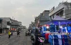 Deretan lapak penjual jersey dan bendera Persib di kawasanTegalega Kota Bandung, Jumat, 22 Mei 2026. (Sumber: ayobandung.id | Foto: Ilham Maulana)