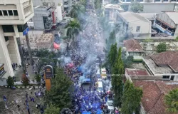 Puluhan ribu bobotoh memenuhi jalan Asia-Afrika, Kota Bandung saat konvoi Persib Bandung juara Super League 2025-2026, Sabtu 24 Mei 2026. (Sumber: Ayobandung.com | Foto: Irfan Al-Faritsi)