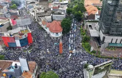 Puluhan ribu bobotoh memenuhi jalan Asia-Afrika, Kota Bandung saat konvoi Persib Bandung juara Super League 2025-2026, Sabtu 24 Mei 2026. (Sumber: Ayobandung.com | Foto: Irfan Al-Faritsi)