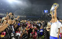 Pemain Persib Bandung mengangkat piala usai pertandingan melawan Persijap Jepara dalam Super League 2025-2026 di Stadion Gelora Bandung Lautan Api (GBLA), Gedebage, Kota Bandung, Sabtu 23 Mei 2026. (Sumber: Ayobandung.id | Foto: Irfan Al-Faritsi)