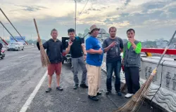 Handoyo bersama warga dan unsur kewilayahan ikut turun membersihkan sampah bekas konvoi di kawasan Pasupati, Senin 25 Mei 2026. (Sumber: ayobandung.id | Foto: Ilham Maulana)