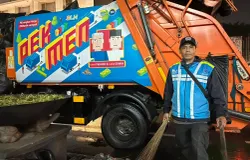 Hendi Suhendi bersama petugas kebersihan lainnya menyisir kawasan pusat Kota Bandung usai perayaan kemenangan Persib. Minggu 24 Mei 2026. (Sumber: ayobandung.id | Foto: Ilham Maulana)