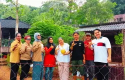 Kepala Desa Margamukti, Siti Nuraeni Sofa (tengah berjilbab hitam baju orange) saat acara budidaya melon premium. (Sumber: Dokumentasi Narasumber)