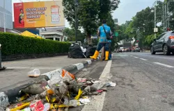 Sampah botol plastik, sisa makanan, dan bekas flare terlihat berserakan di sejumlah ruas jalan Kota Bandung selepas konvoi Persib. (Sumber: ayobandung.id | Foto: Ilham Maulana)