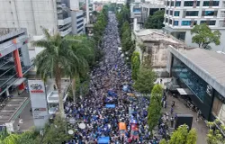 Puluhan ribu bobotoh memenuhi jalan Asia-Afrika, Kota Bandung saat konvoi Persib Bandung juara Super League 2025-2026, Sabtu 24 Mei 2026. (Sumber: Ayobandung.com | Foto: Irfan Al-Faritsi)