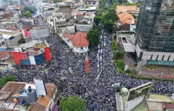Pemain dan official Persib Bandung bersama Puluhan ribu bobotoh memenuhi jalan Asia-Afrika, Kota Bandung saat konvoi Persib Bandung juara Super League 2025-2026, Sabtu 24 Mei 2026. (Sumber: ayobandung.id | Foto: Irfan Al Faritsi)