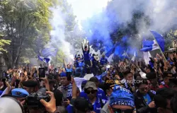 Ribuan Bobotoh mengikuti konvoi perayaan juara Super League 2025–2026 di Kota Bandung, Minggu 24 Mei 2026. (Sumber: Ayobandung.com | Foto: Irfan Al-Faritsi)