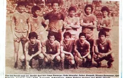 Berdiri dari kiri: Iwan Sunarya, Dede Iskandar, Sobur, Kosasih, Wawan Karnawan,  Ajat Sudrajat. Jongkok: Jafar Sidik, Suryamin, Sukowiyono, Adeng Hudaya dan Robby Darwis. (Sumber: tabloid BOLA edisi Februari 1983 | Foto: koleksi Kin Sanubary)
