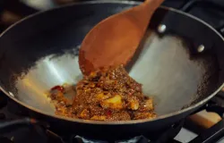 Ilustrasi olahan rendang dari daging kurban Idul Adha. (Sumber: Unsplash | Foto: prananta haroun)