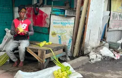 Rio penjual ketupat musiman di Jalan Gurame, Kota Bandung. (Sumber: ayobandung.id | Foto: Ilham Maulana)