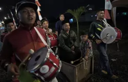 Warga menggelar tradisi takbiran di Kampung Bunut, Margahurip, Kabupaten Bandung (Sumber: Ayobandung.com | Foto: Kavin Faza)