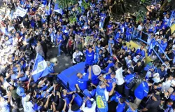 Ribuan Bobotoh mengikuti konvoi perayaan juara Super League 2025–2026 di Kota Bandung, Minggu 24 Mei 2026. (Sumber: Ayobandung.com | Foto: Irfan Al-Faritsi)