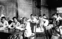 Keadaan kelas di Kweekschool Goenoeng Sarie Lembang 1920-an. (Sumber: KITLV)