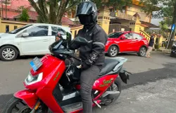Yusuf dan motor listriknya yang digunakannya untuk mengantar penumpang di kawasan Kota Bandung. (Sumber: ayobandung.id | Foto: Ilham Maulana)