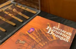 Buku Sejarah Karinding Priangan memuat hasil penelitian Kimung mengenai jejak sejarah dan perkembangan karinding di Tatar Sunda. (Sumber: ayobandung.id | Foto: Halwa Raudhatul)