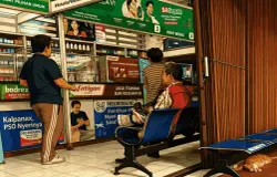 Koran sepertinya menolak hilang di telan sejarah. Bersama dengan mereka yang menyebarkan literasi lewat penjual koran. Begitu juga mereka bertahan hidup di Kota Metropolitan (Sumber: Generated AI dari foto asli | Foto: Dias Ashari)