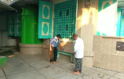 Pak Ali (berbaju putih), sedang memberikan keterangan tengtang penimbunan lantai satu masjid. (Foto: T Bachtiar)