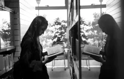 Anak muda sedang membaca buku. (Sumber: Pexels | Foto: Abby Chung)
