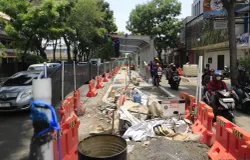Sejumlah pekerja menyelesaikan proyek pembangunan halte BRT di Jalan Ahmad Yani, Kota Bandung, Selasa 6 Oktober 2026. (Sumber: ayobandung.id | Foto: Irfan Al Faritsi)