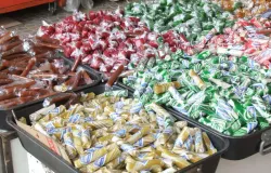 Dodol menjadi salah satu oleh-oleh paling ikonik dari Garut. (Sumber: Wikimedia Commons | Foto: Midori)