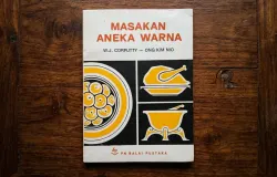 Buku berjudul "Masakan Aneka Warna" disusun oleh Ny. W.J. Corputty dan Nn. Ong Kim Nio dan diterbitkan pertama kali oleh PN Balai Pustaka tahun 1969. (Sumber: Dokumentasi Penulis | Foto: Badiatul Muchlisin Asti)